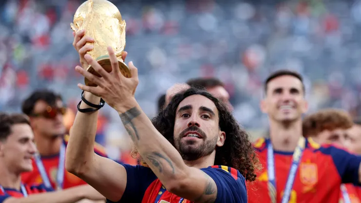 Cucurella promete tatuar rosto do técnico da Espanha.