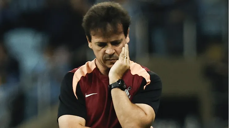 Diniz durante confronto contra o Grêmio durante o Brasileirão de 2026.