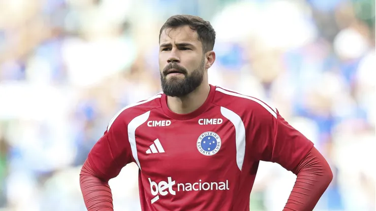 Matheus Cunha goleiro do Cruzeiro durante aquecimento antes da partida contra o Chapecoense no estadio Mineirao pelo campeonato Brasileiro A 2026. Foto: Gilson Lobo/AGIF