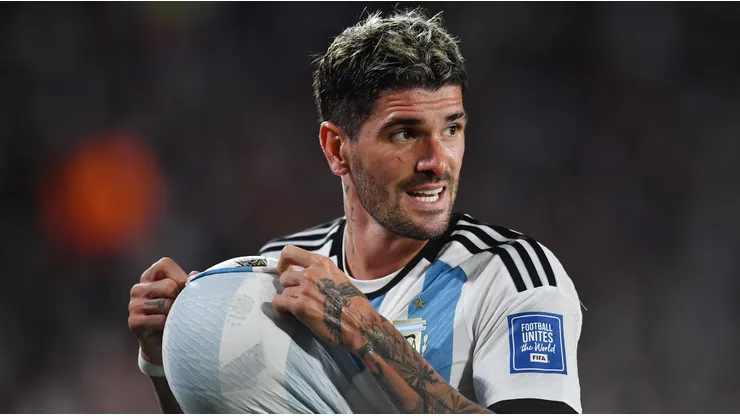 Rodrigo De Paul of Argentina dries the ball with his jersey during the FIFA World Cup 2026 Qualifier match between Argentina and Paraguay at Estadio Más Monumental Antonio Vespucio Liberti on October 12, 2023 in Buenos Aires, Argentina.