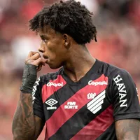 Ex-Athletico, marca duas vezes em sua estreia no Shakhtar