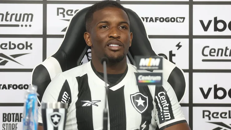 Foto: Vitor Silva/Botafogo - Elias Manoel durante coletiva de apresentação no Botafogo.
