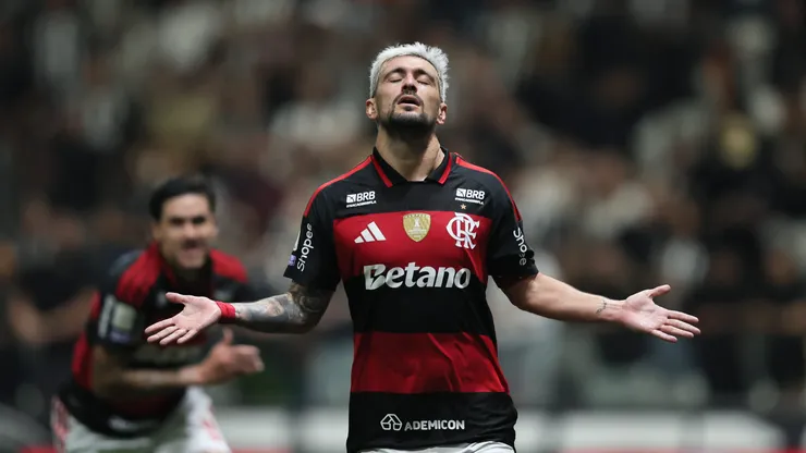 Arrascaeta jogador do Flamengo comemora seu gol durante partida contra o Atletico-MG no estadio Arena MRV pelo campeonato Brasileiro A 2026. Foto: Gilson Lobo/AGIF