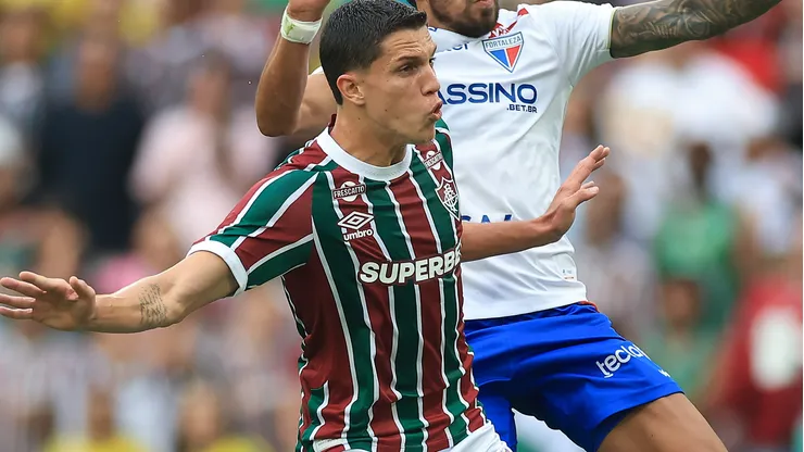 RIO DE JANEIRO, BRAZIL - AUGUST 16: Juan Martín Lucero of Fortaleza competes for the ball with Davi Schuindt of Fluminense during the match between Fluminense and Fortaleza as part of Brasileirao 2025 at Maracana Stadium on August 16, 2025 in Rio de Janeiro, Brazil. (Photo by Buda Mendes/Getty Images)