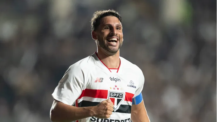Calleri jogador do Sao Paulo comemora gol durante partida contra o Vasco no estadio Sao Januario pelo campeonato Brasileiro A 2026. Foto: Jorge Rodrigues/AGIF