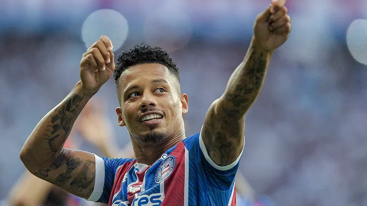Rafael Ratao jogador do Bahia comemora seu gol com jogadores do seu time durante partida contra o Jequie no estadio Arena Fonte Nova pelo campeonato Baiano 2024. Foto: Jhony Pinho/AGIF