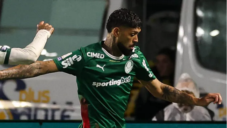 O jogador Alexander Barboza, da SE Palmeiras, disputa bola com o jogador do Coritiba FC, durante partida válida pela décima nona rodada, do Campeonato Brasileiro, Série A, no Estádio Couto Pereira. (Foto: Cesar Greco/Palmeiras/by Canon)