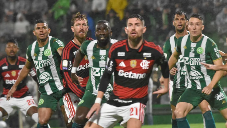 Jogador do Flamengo durante partida contra o Chapecoense no estadio Arena Conda pelo campeonato Brasileiro A 2026. Foto: Renato Padilha/AGIF