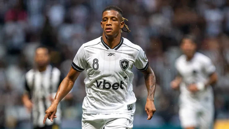 Danilo jogador do Botafogo durante partida contra o Atletico-MG no estadio Arena MRV pelo campeonato Brasileiro A 2026. Foto: Fernando Moreno/AGIF