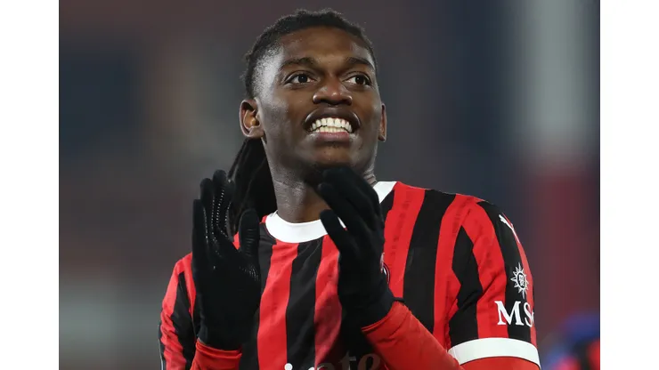 Rafael Leao of AC Milan salutes the crowd at the end of Serie A match between Como 1907 and AC Milan at Stadio G. Sinigaglia on January 14, 2025 in Como, Italy.