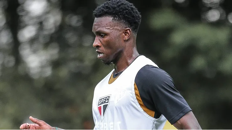 Aurélio Buta durante treinamento do São Paulo.