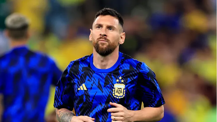 RIO DE JANEIRO, BRAZIL - NOVEMBER 21: Lionel Messi of Argentina warms up prior to a FIFA World Cup 2026 Qualifier match between Brazil and Argentina at Maracana Stadium on November 21, 2023 in Rio de Janeiro, Brazil. (Photo by Buda Mendes/Getty Images)