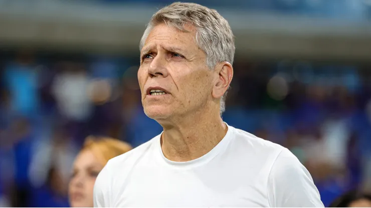 Paulo Autuori durante partida entre Cruzeiro e Athletico-PR no Brasileirão de 2023.