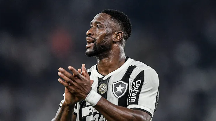 Bastos jogador do Botafogo durante partida contra o Flamengo no estadio Engenhao pelo campeonato Brasileiro A 2024. Foto: Thiago Ribeiro/AGIF