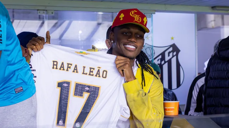 Rafael Leão durante partida entre Santos e Chapecoense no estádio Vila Belmiro pelo campeonato Brasileiro A 2026. Foto: Vinicius Bosak/RP FOTOPRESS/AGIF