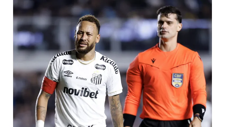 SP - SANTOS - 25/07/2026 - BRASILEIRO A 2026, SANTOS X CHAPECOENSE - Neymar Jr jogador do Santos reclama com a arbitragem durante partida contra o Chapecoense no estadio Vila Belmiro pelo campeonato Brasileiro A 2026. Foto: Marcello Zambrana/AGIF
