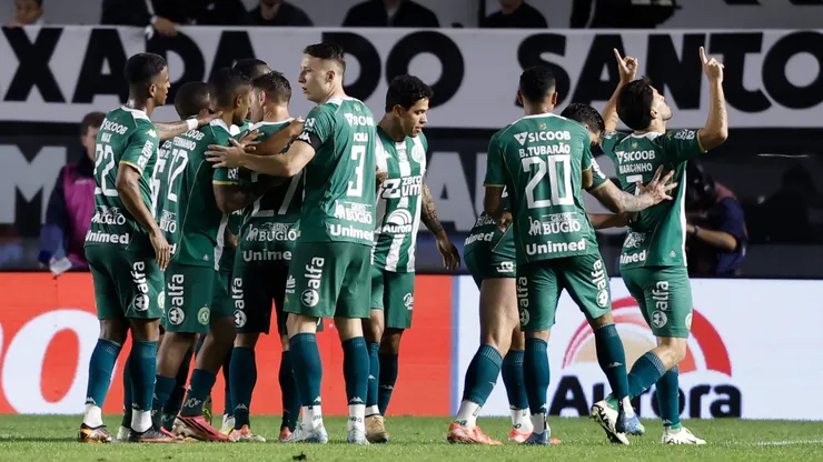 Marcinho jogador do Chapecoense comemora seu gol durante partida contra o Santos no estadio Vila Belmiro pelo campeonato Brasileiro A 2026. Foto: Marcello Zambrana/AGIF