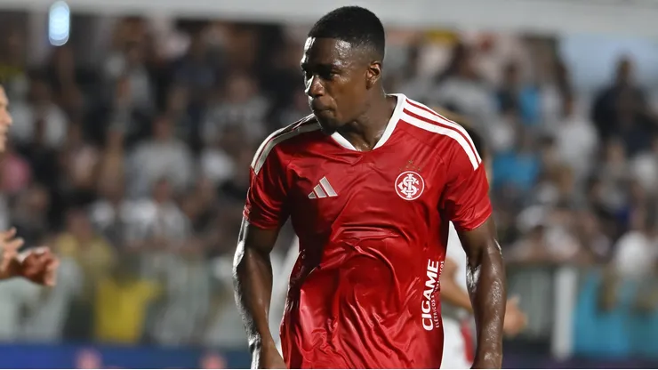 SP - SANTOS - 18/03/2026 - BRASILEIRO A 2026, SANTOS X INTERNACIONAL - Felix Torres jogador do Internacional durante partida contra o Santos no estadio Vila Belmiro pelo campeonato Brasileiro A 2026. Foto: Jota Erre/AGIF