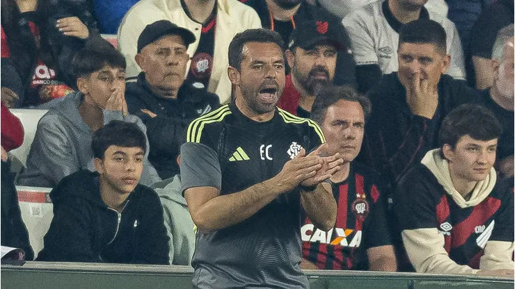 Esteban Conde tecnico do Internacional durante partida contra o Athletico-PR no estadio Arena da Baixada pelo campeonato Brasileiro A 2026. Foto: Paulo De Tarso/AGIF