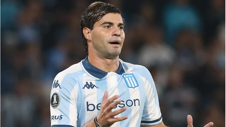AVELLANEDA, ARGENTINA - MAY 14: Gabriel Arias of Racing Club and Santiago Sosa of Racing Club complain to a linesman during a Copa CONMEBOL Libertadores 2025 match between Racing Club and Colo Colo at Presidente Peron Stadium on May 14, 2025 in Avellaneda, Argentina. (Photo by Daniel Jayo/Getty Images)