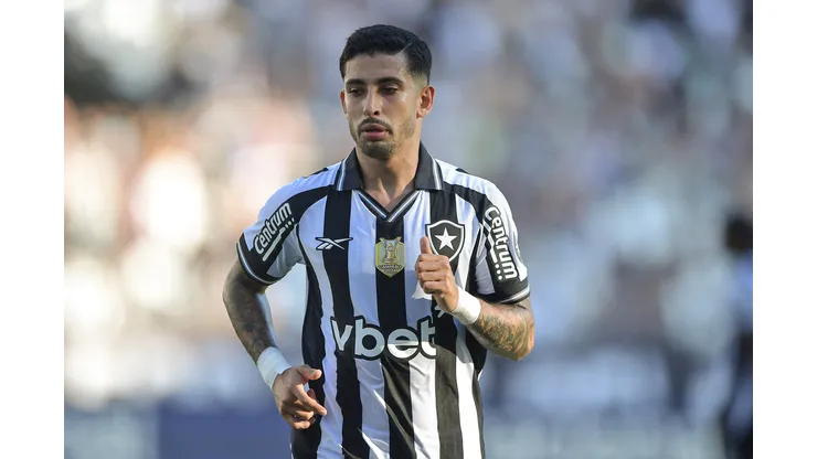 Santi Rodriguez jogador do Botafogo durante partida contra o Santos no estadio Engenhao pelo campeonato Brasileiro A 2025. Foto: Thiago Ribeiro/AGIF