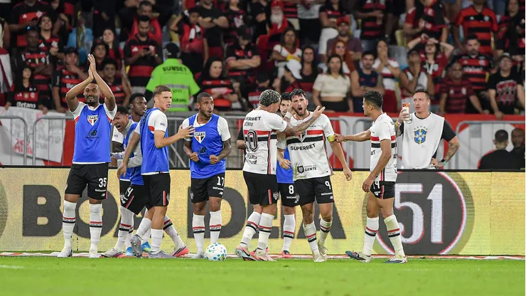 RJ - RIO DE JANEIRO - 26/07/2026 - BRASILEIRO A 2026, FLAMENGO X SAO PAULO - Calleri jogador do Sao Paulo comemora seu gol com jogadores do seu time durante partida contra o Flamengo no estadio Maracana pelo campeonato Brasileiro A 2026. Foto: Thiago Ribeiro/AGIF