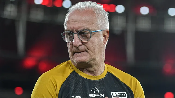 Dorival Junior tecnico do Sao Paulo durante partida contra o Flamengo no estadio Maracana pelo campeonato Brasileiro A 2026. Foto: Thiago Ribeiro/AGIF
