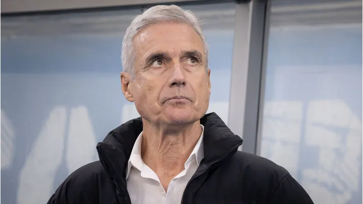 Luis Castro tecnico do Gremio durante partida contra o Santos no estadio Arena do Gremio pelo campeonato Brasileiro A 2026. Foto: Maxi Franzoi/AGIF