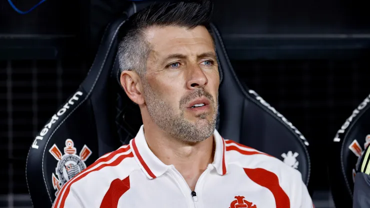 Paulo Pezzolano tecnico do Internacional durante partida contra o Corinthians no estadio Arena Corinthians pelo campeonato Brasileiro A 2026.