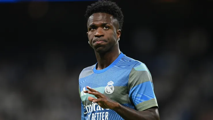 Vinicius Junior, do Real Madrid, observa o aquecimento antes da partida da LaLiga EA Sports entre Real Madrid CF e Deportivo Alavés, no Estádio Santiago Bernabéu, em 21 de abril de 2026, em Madri, Espanha. (Foto de Denis Doyle/Getty Images)