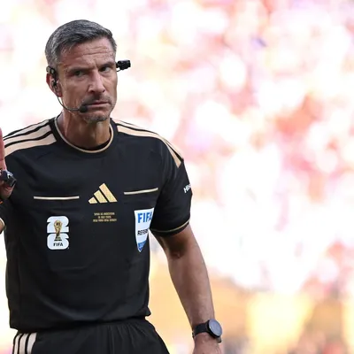 Árbitro da final da Copa anuncia aposentadoria