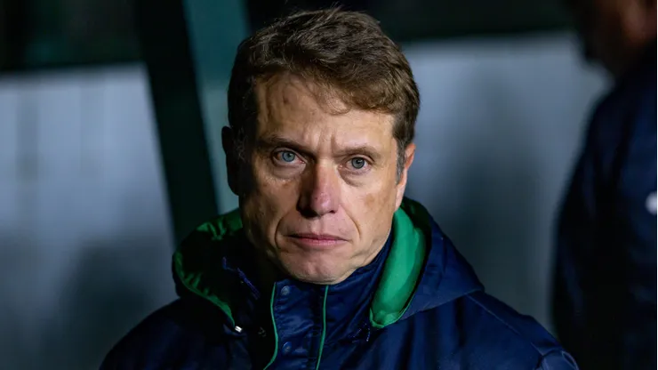 Fernando Seabra durante confronto entre Coritiba e Palmeiras no Campeonato Brasileiro de 2026.