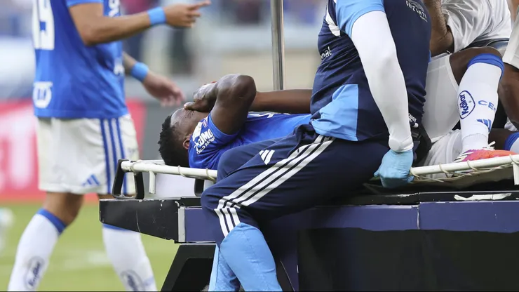 Sinisterra jogador do Cruzeiro sai lesionado durante partida contra o Botafogo no estadio Mineirao pelo campeonato Brasileiro A 2026. Foto: Gilson Lobo/AGIF