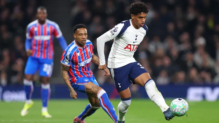 Souza of Tottenham Hotspur passes the ball whilst under pressure from Nathaniel Clyne of Crystal Palace during the Premier League match between Tottenham Hotspur and Crystal Palace at Tottenham Hotspur Stadium on March 05, 2026 in London, England.