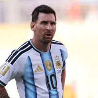Messi presenteia companheiros da Argentina após a Copa