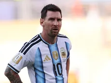 Messi presenteia companheiros da Argentina após a Copa