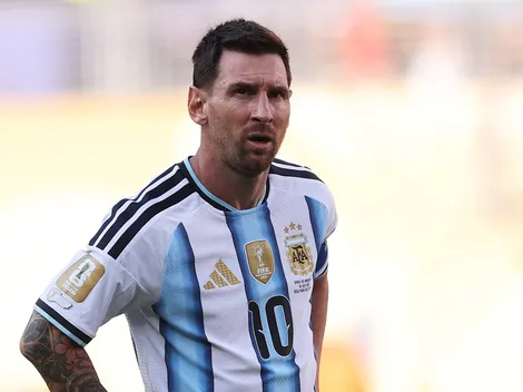 Messi presenteia companheiros da Argentina após a Copa
