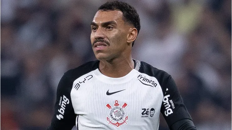 Matheuzinho durante confronto contra o Palmeiras no Campeonato Brasileiro de 2026.