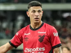 Athletico-PR deve poupar Esquivel diante do Corinthians