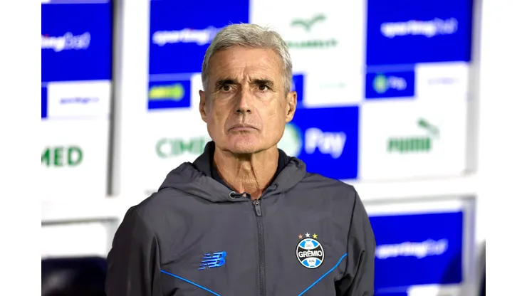 SP - BARUERI - 02/04/2026 - BRASILEIRO A 2026, PALMEIRAS X GREMIO - Luis Castro tecnico do Gremio durante partida contra o Palmeiras no estadio Arena Barueri pelo campeonato Brasileiro A 2026. Foto: Marcello Zambrana/AGIF