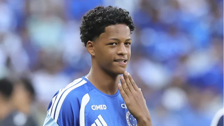 Ze Lucas jogador do Cruzeiro durante aquecimento antes da partida contra o Botafogo no estadio Mineirao pelo campeonato Brasileiro A 2026. Foto: Gilson Lobo/AGIF