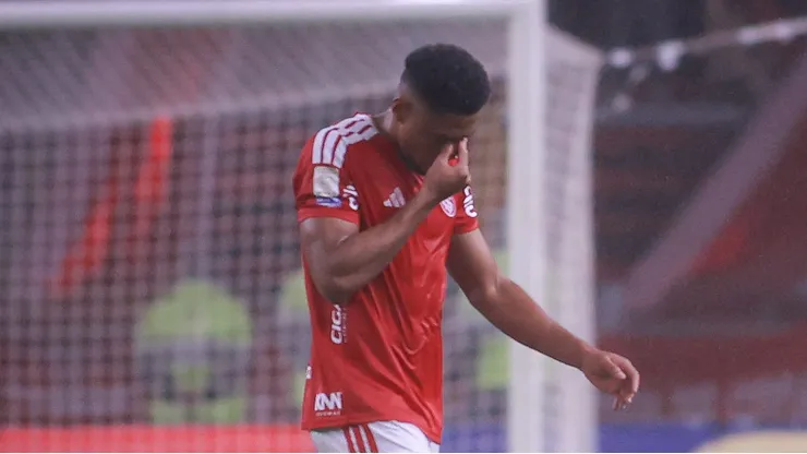 Victor Gabriel jogador do Internacional lamenta durante partida contra o Cruzeiro no estadio Beira-Rio pelo campeonato Brasileiro A 2026. Foto: Maxi Franzoi/AGIF