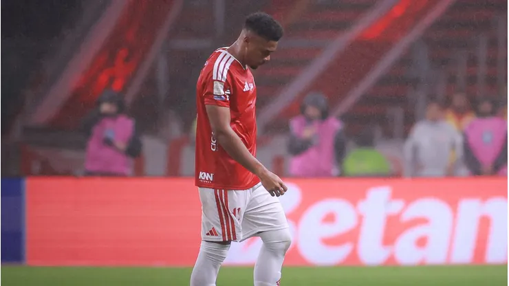 Victor Gabriel jogador do Internacional recebe cartao vermelho do arbitro durante partida contra o Cruzeiro no estadio Beira-Rio pelo campeonato Brasileiro A 2026. Foto: Maxi Franzoi/AGIF